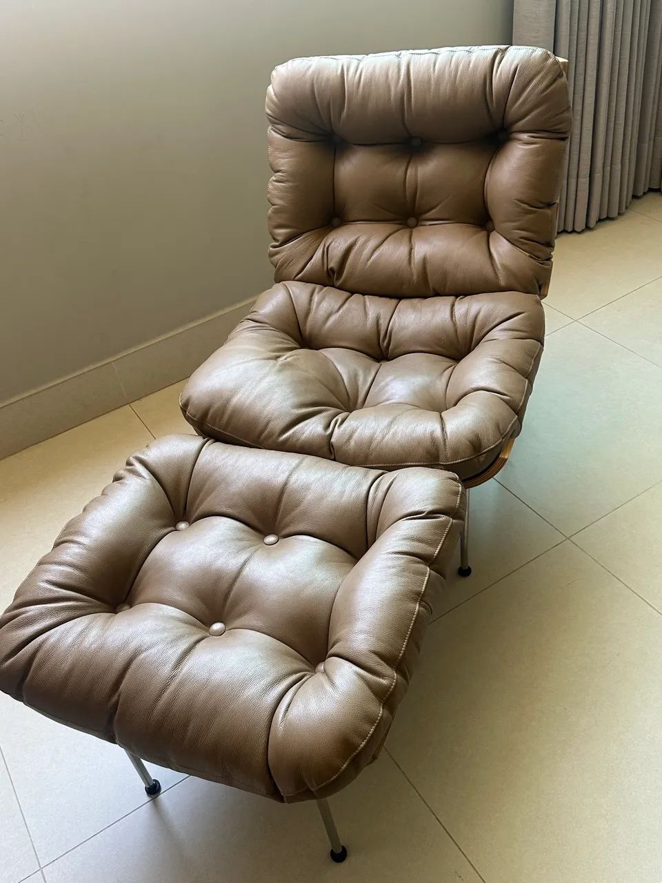 Conjunto Poltrona com Puff Costela COURO legítimo  - Foto 2