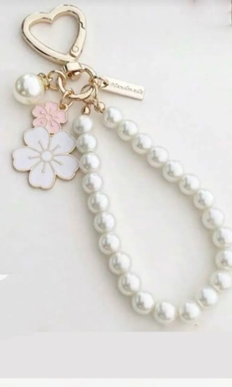 Chaveiro Charmoso com Pérolas e Flores