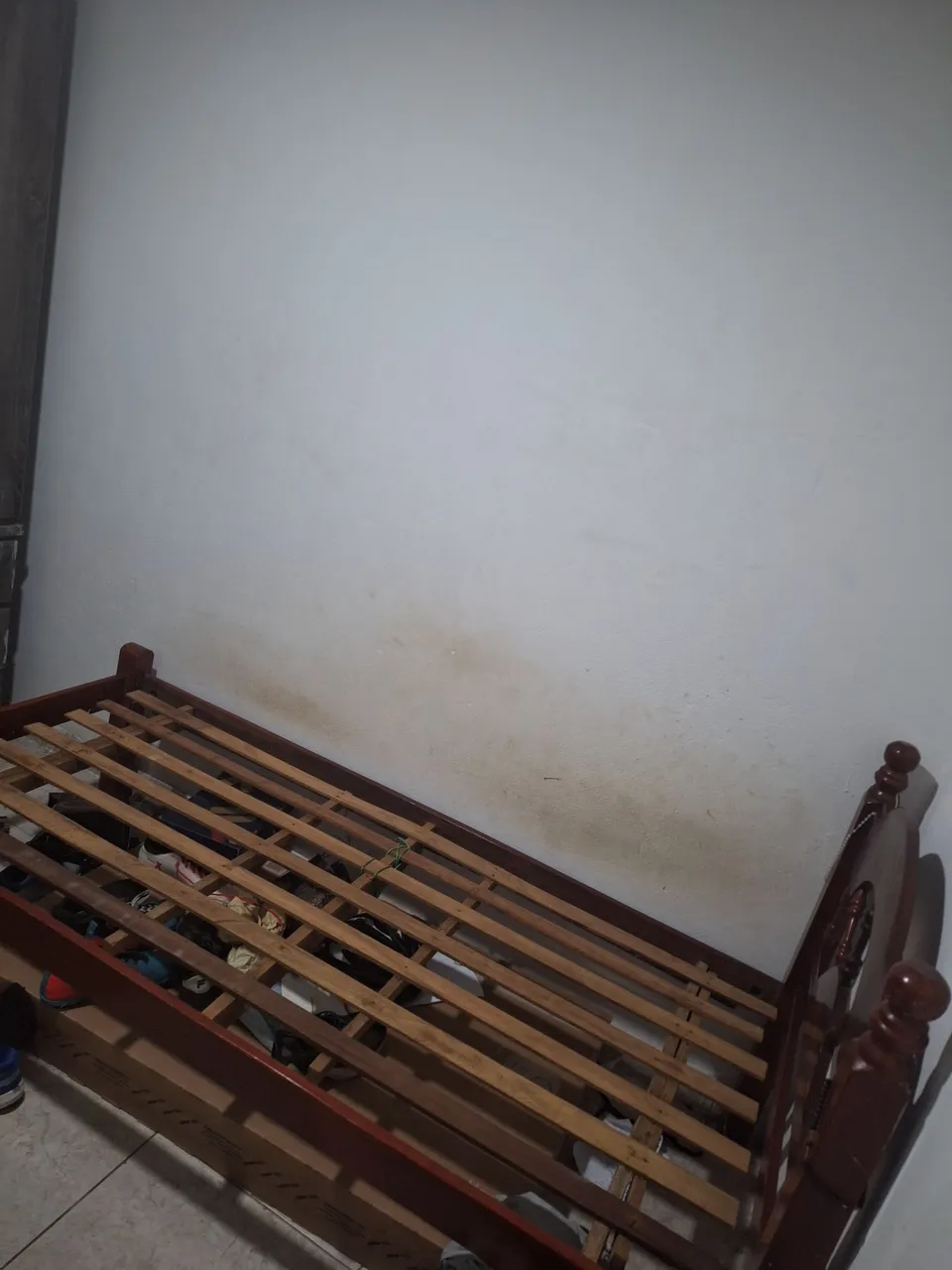 Cama de madeira em ótimo estado