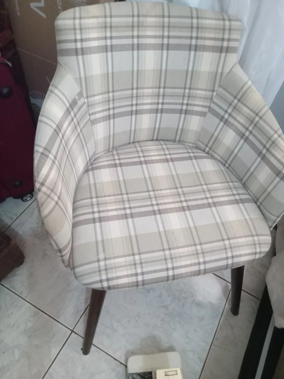 Poltrona em tecido xadrez - confortável e elegante