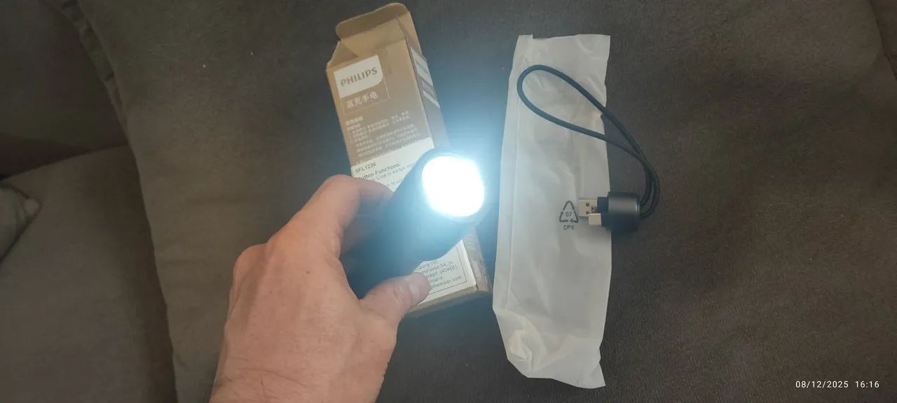 lanterna Philips Usb C recarregável (Nova) - Foto 4