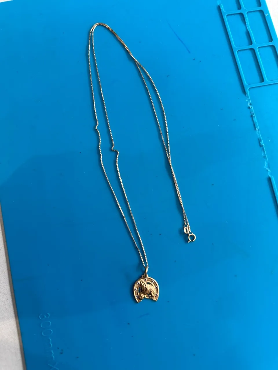 Colar de ouro com Pingente de Cavalo e Ferradura