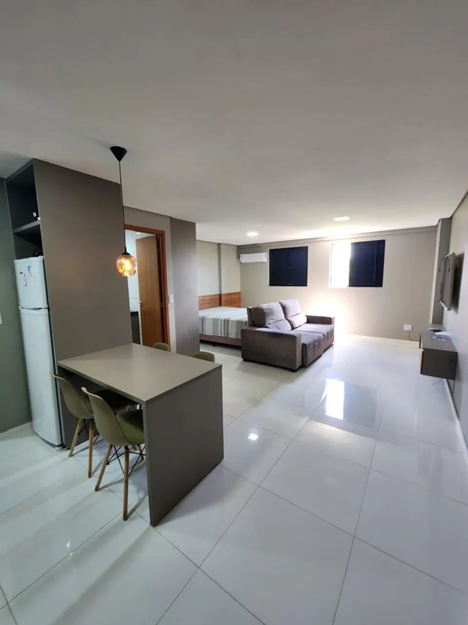 Quarto e sala mobiliado há uma quadra da orla