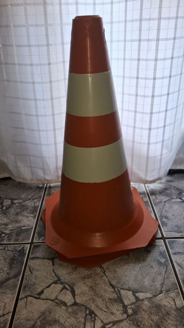 2 Cones de trânsito 