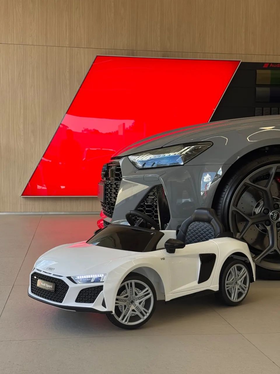 Miniatura Audi R8 Sport Elétrico Infantil - Foto 2