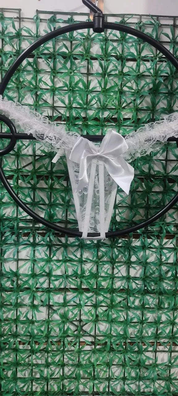 Calcinha branca de renda com laço