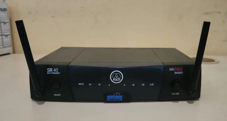 TRANSMISSOR MICROFONE SEM FIO AKG SR 40
