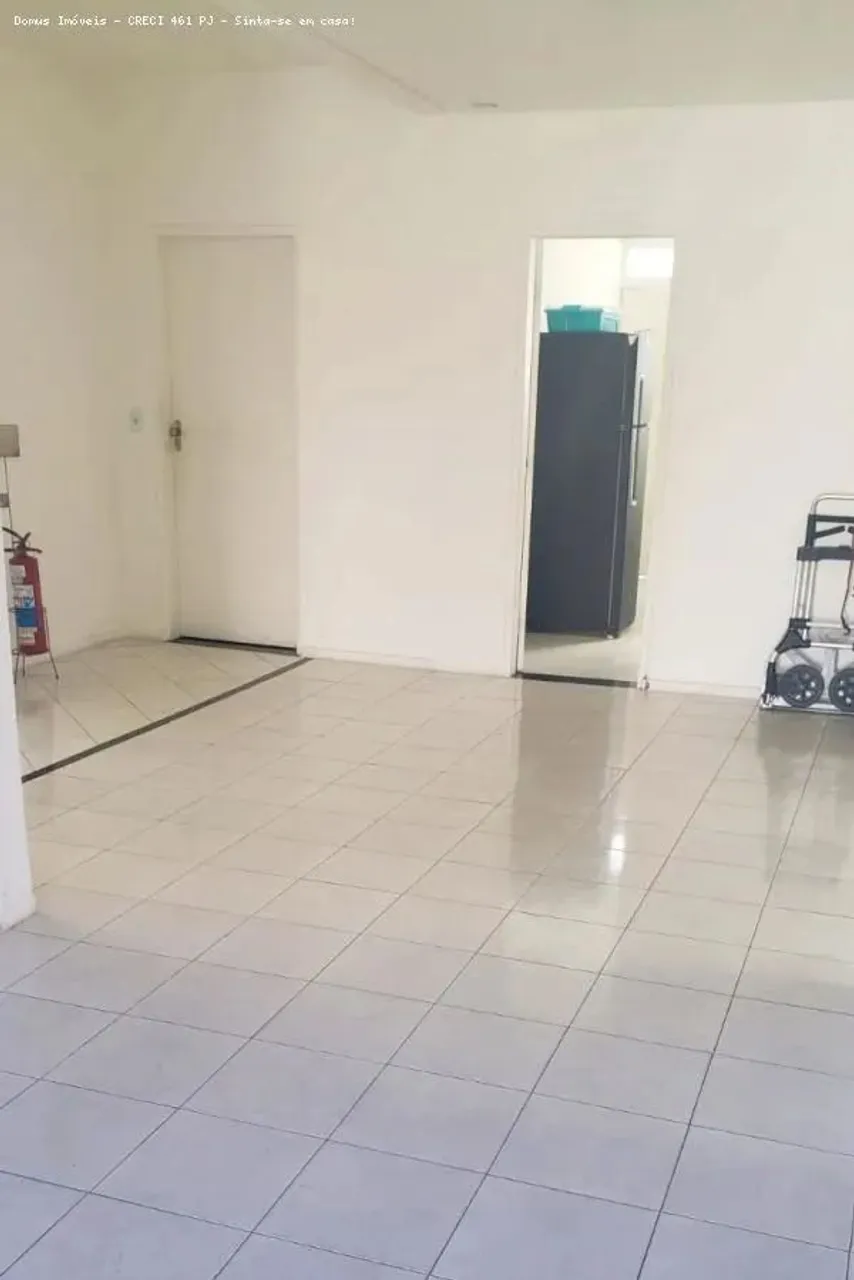 Casa localizada no Bairro São José com 6 Quartos e 4 Banheiros.