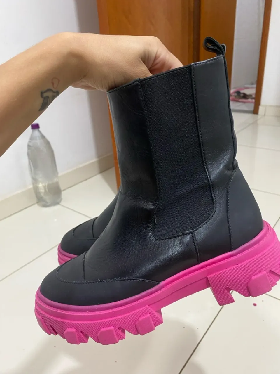 Bota Chelsea Tratorada Preta e Rosa