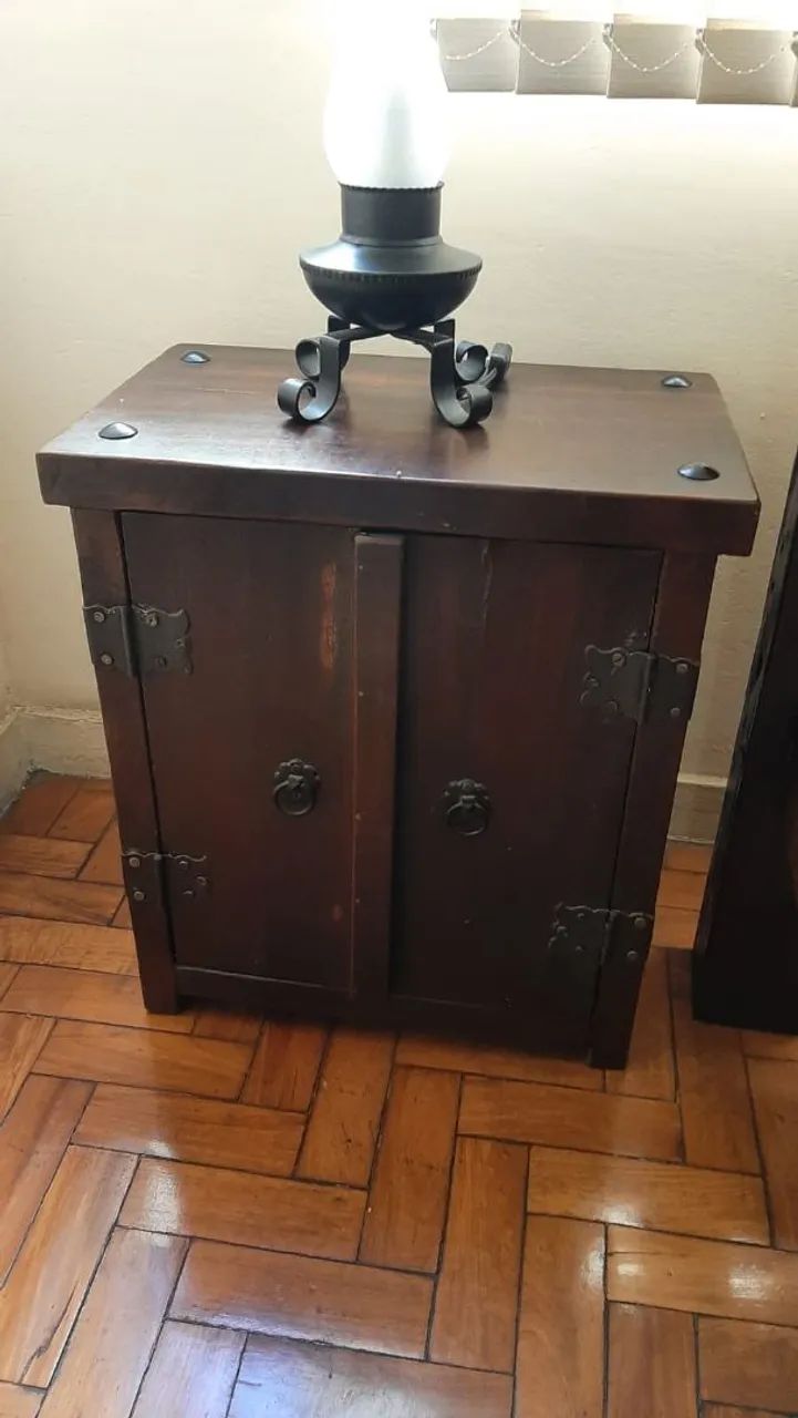 Criado mudo rústico de dormente.