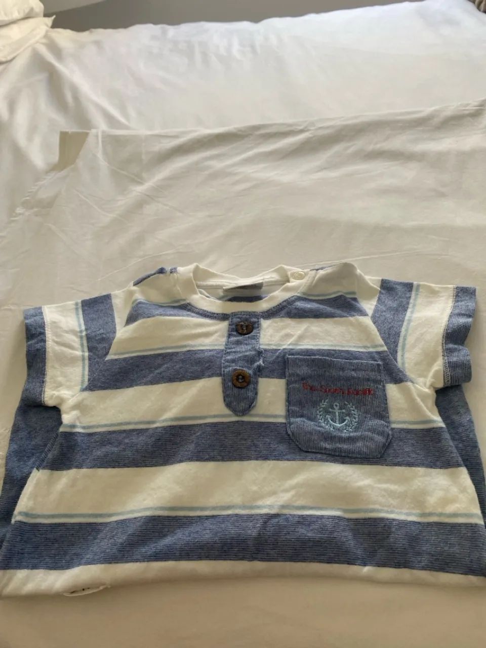 Body listrado azul e branco para bebê