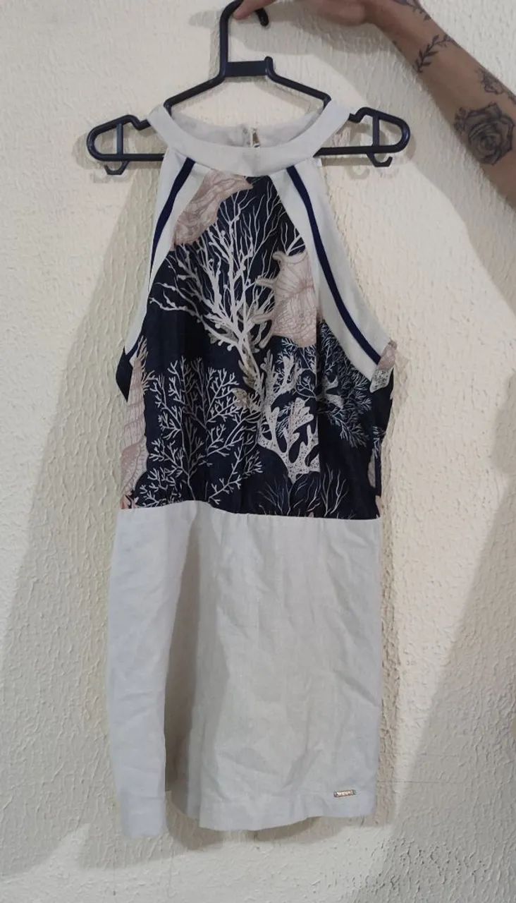 Vestido estampado com detalhes