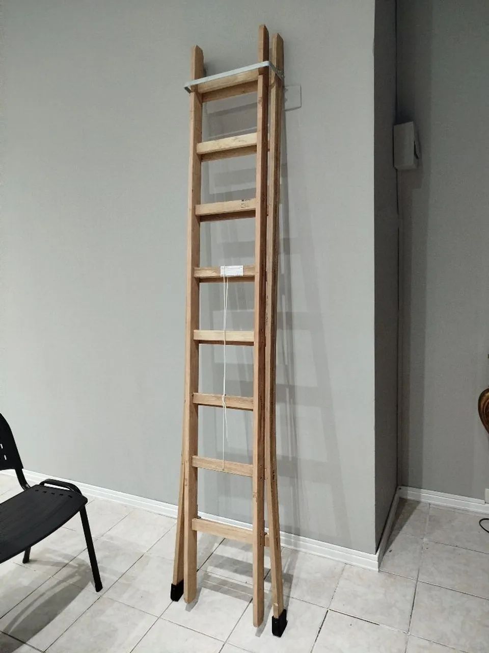 Escada de madeira- SEMI NOVA