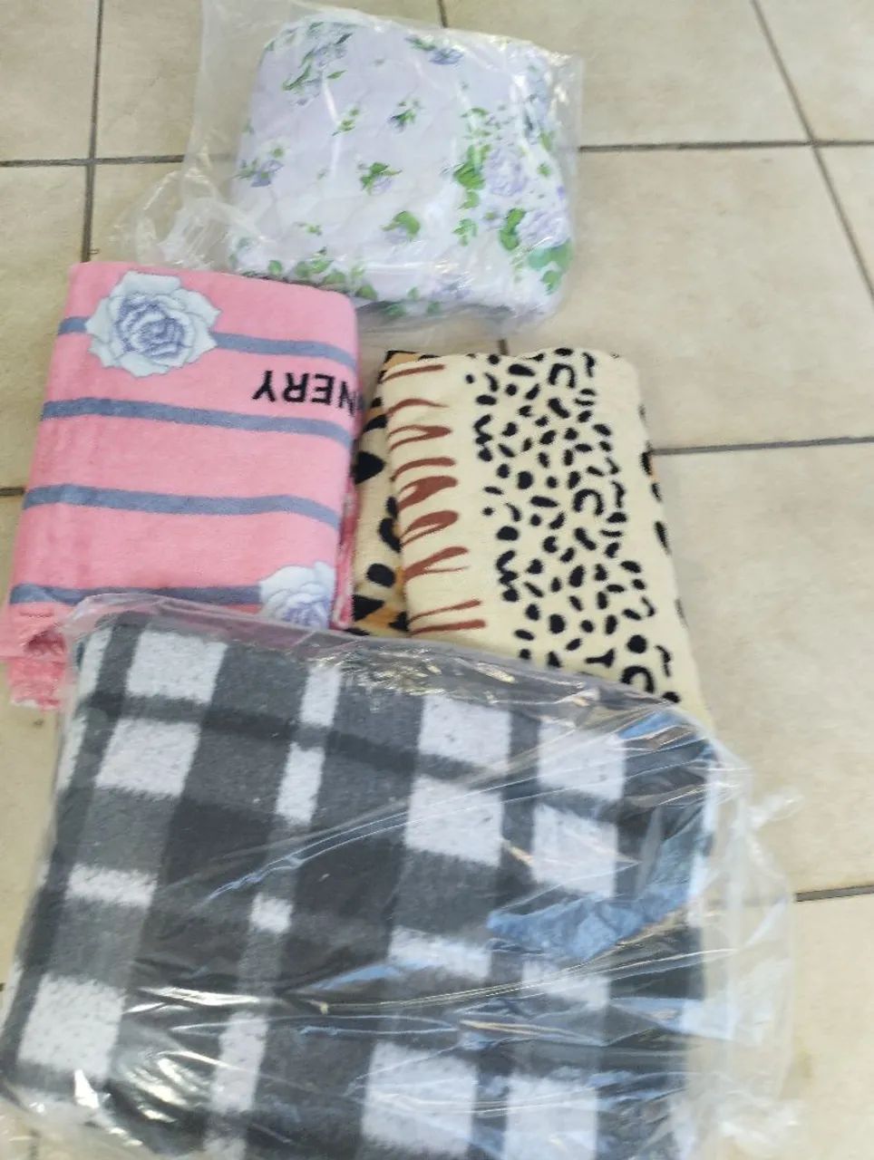 Kit com 3 cobertores e uma colcha 