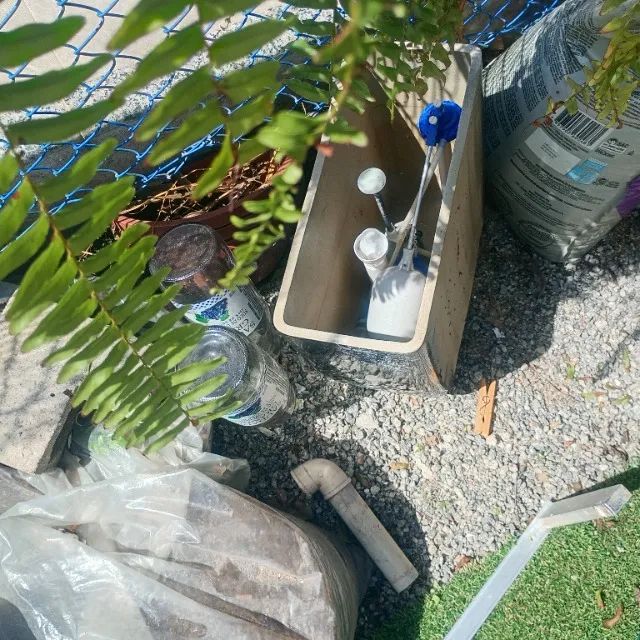 vendo vaso sanitária com caixa acoplada e uma pia de banheiro,.