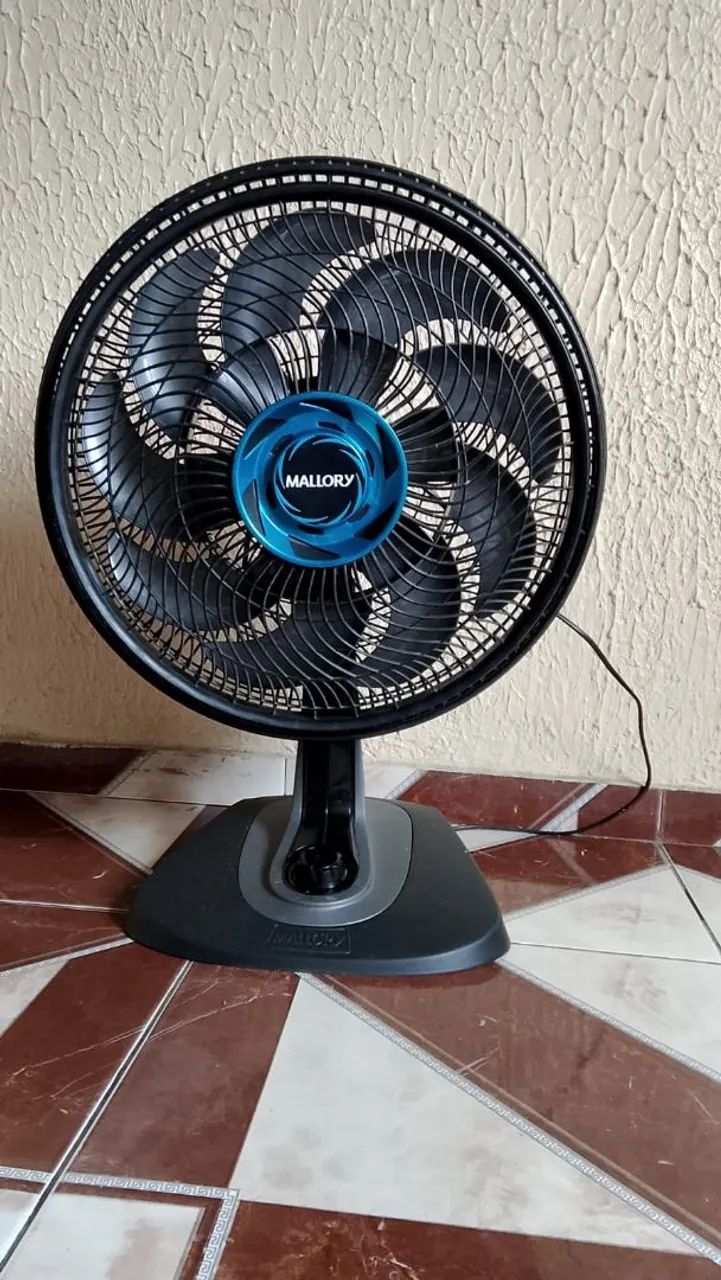 Cama, ventilador e espelho 