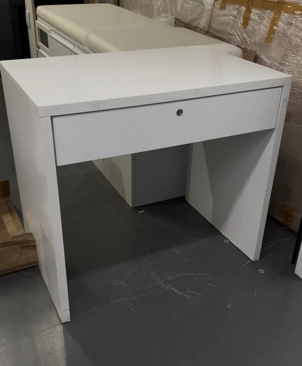 Mesa Auxiliar Branca com Gaveta