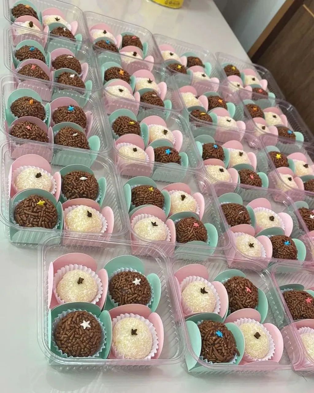 Brigadeiro e beijinho tradicional na caixinha 