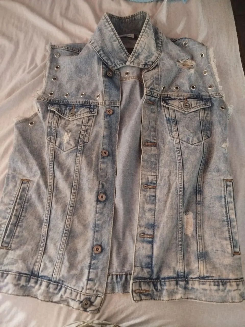Colete Jeans Destroyed com Detalhes