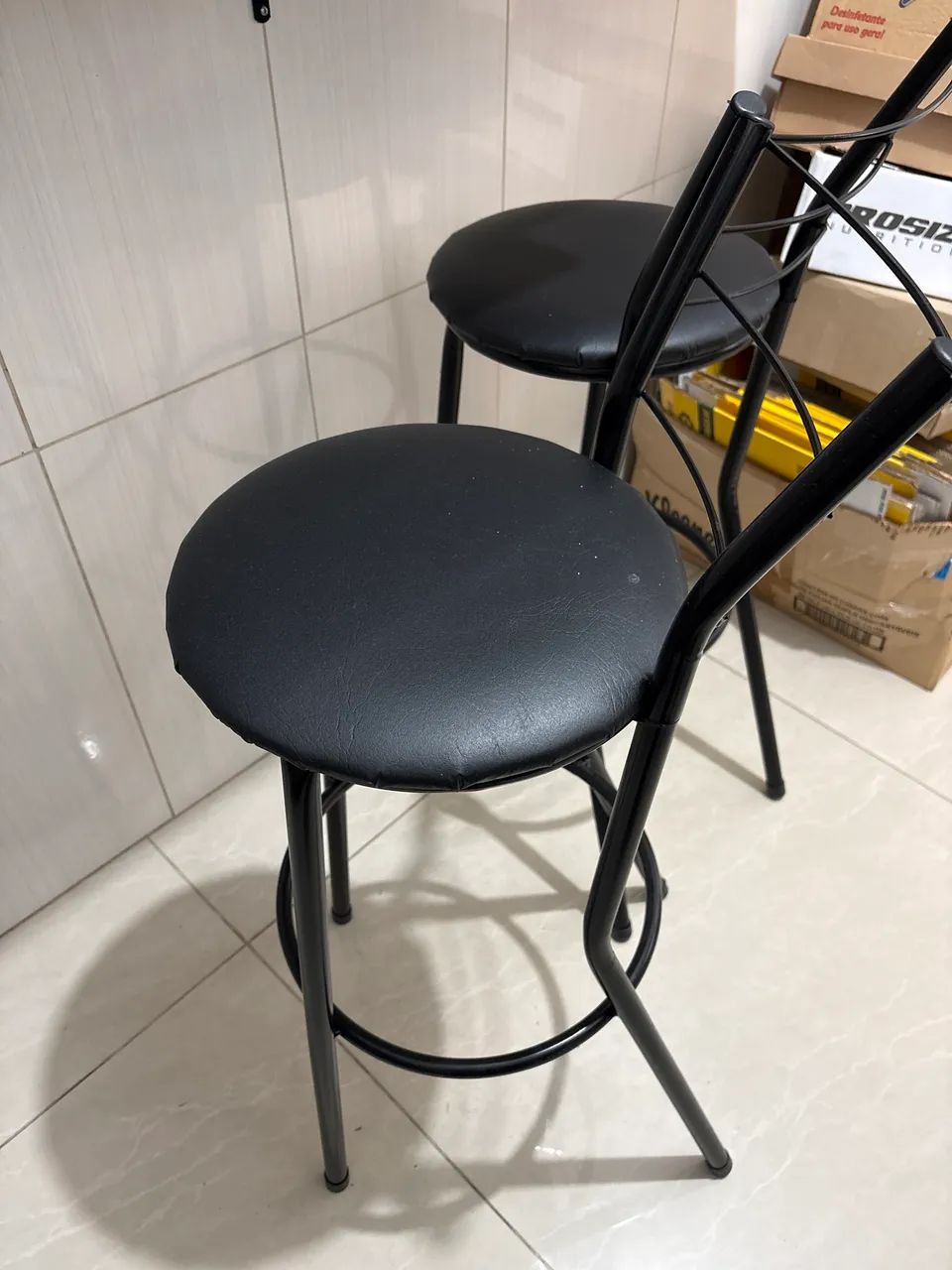 2 banquetas pretas 