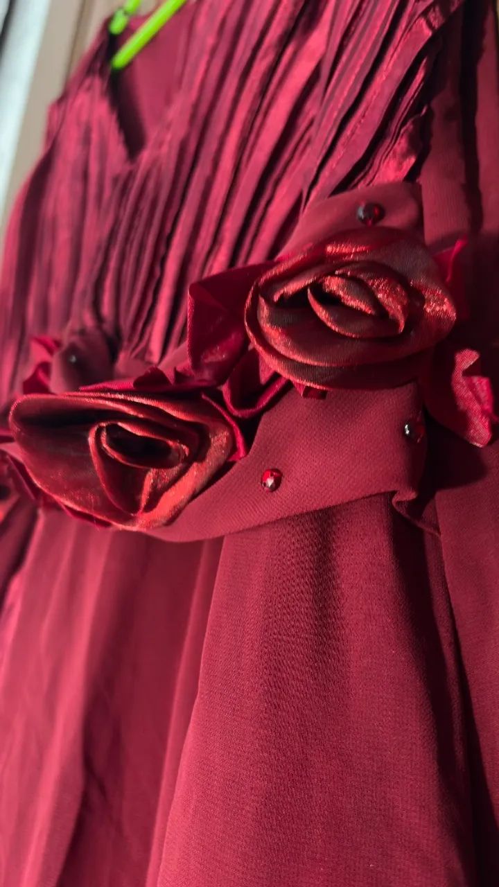 Vestido longo vermelho co aplicação e pedraria