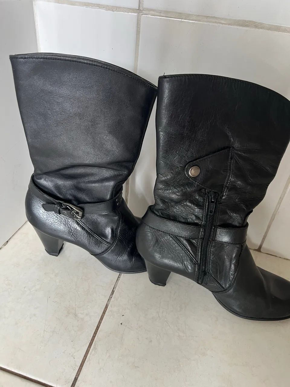 Bota de couro cano alto 