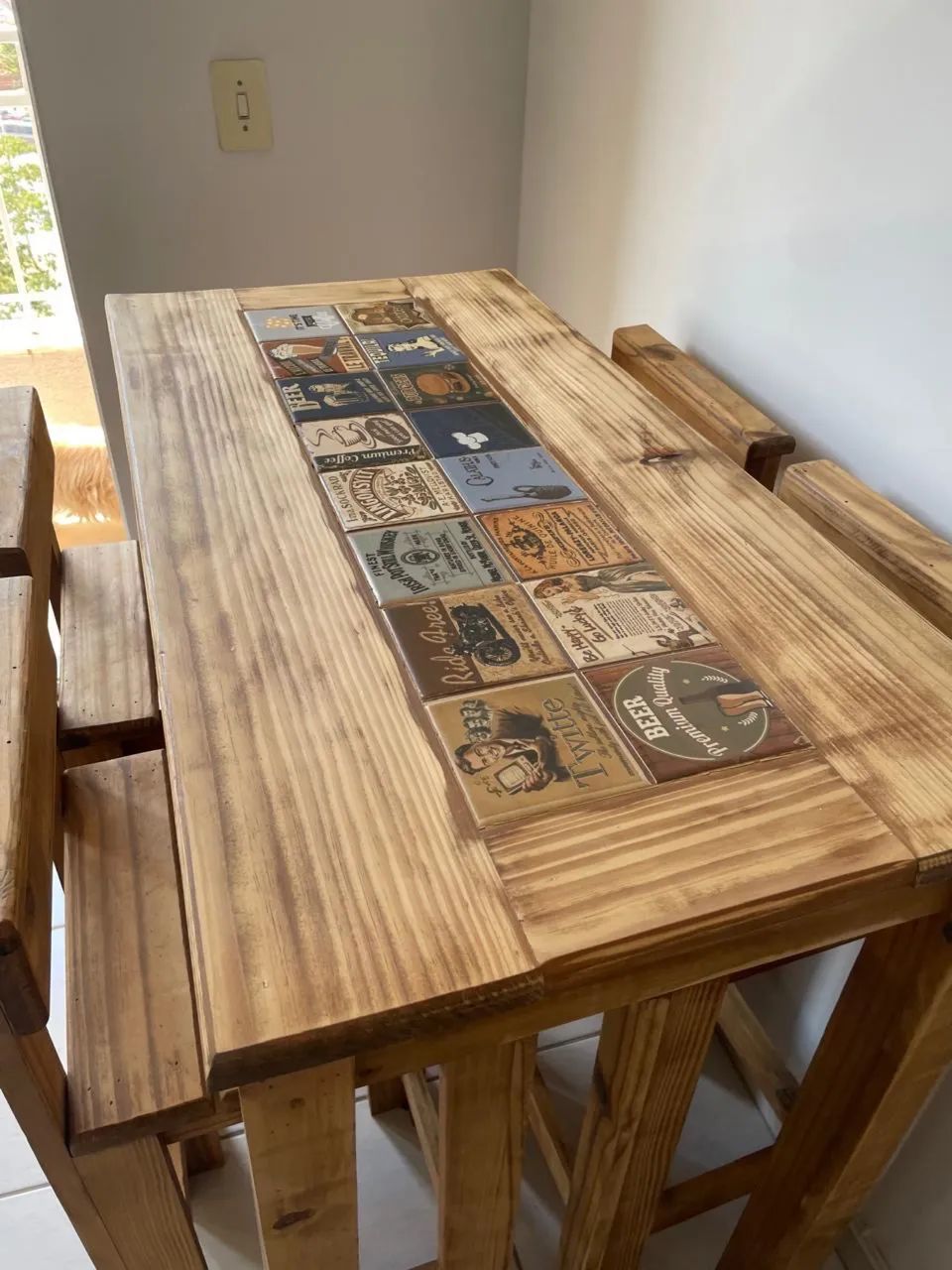 Mesa com 4 banquetas de madeira  - Foto 3
