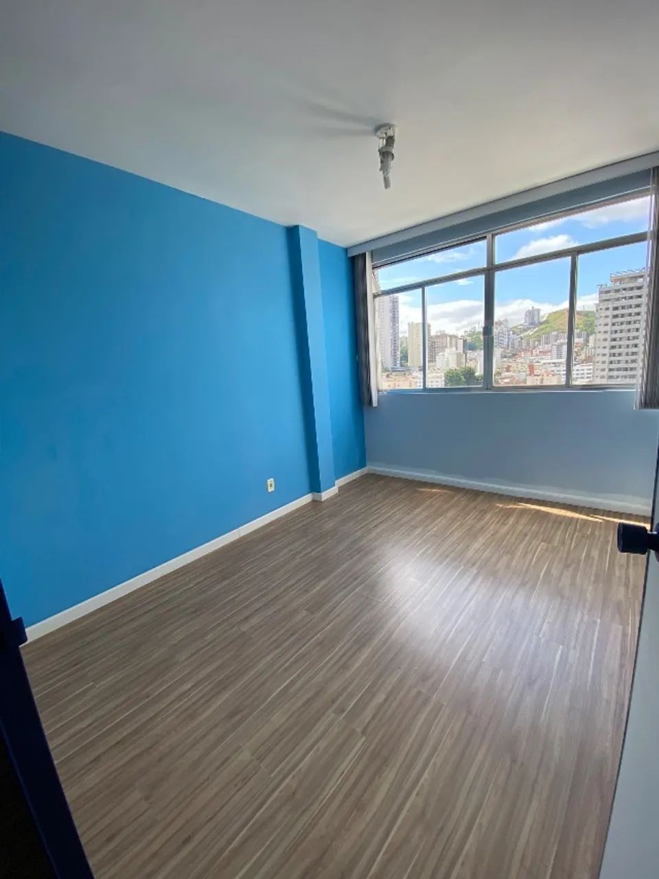 Aluga-se quarto e sala no centro direto com o proprietário