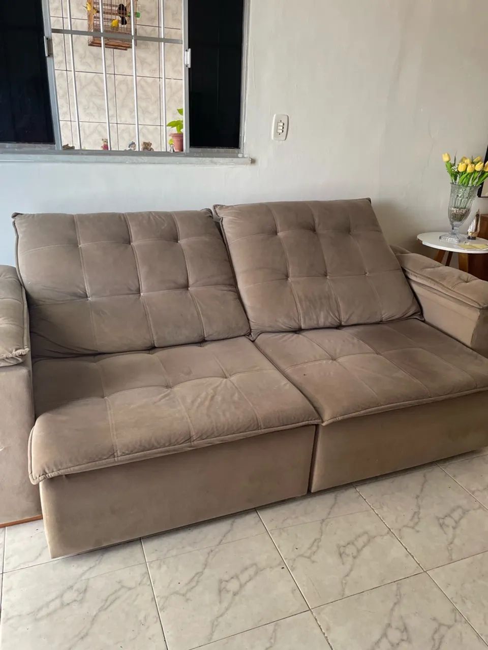 Vende-se Sofá retrátil, duas poltronas e um centro de sala. - Foto 5