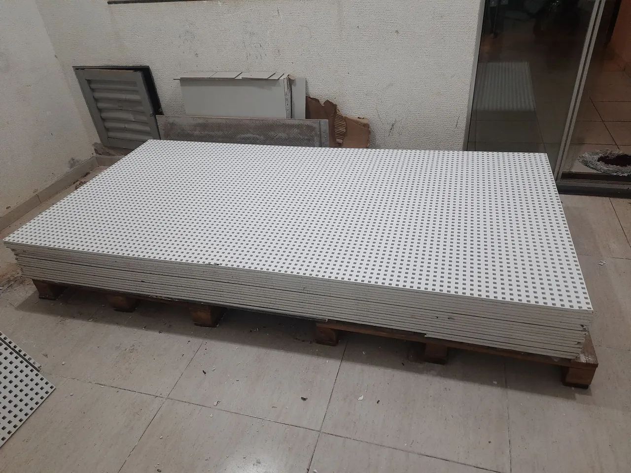 Placa de gesso acústica 
