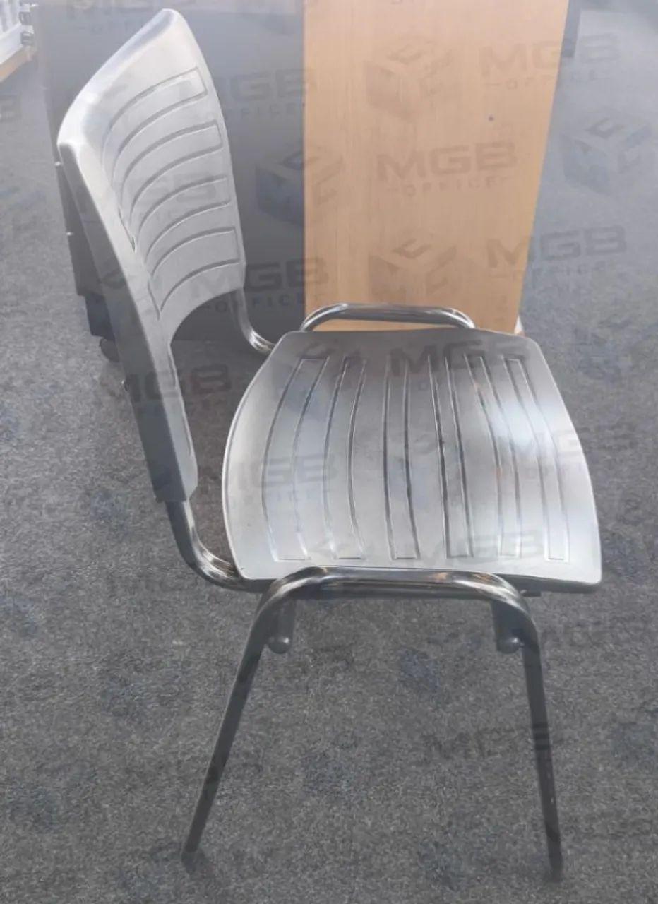 Cadeira de Plástico Turim Base Feita em Aço c\Pintura eletrostática ENTREGAMOS DF E ENTO - Foto 2