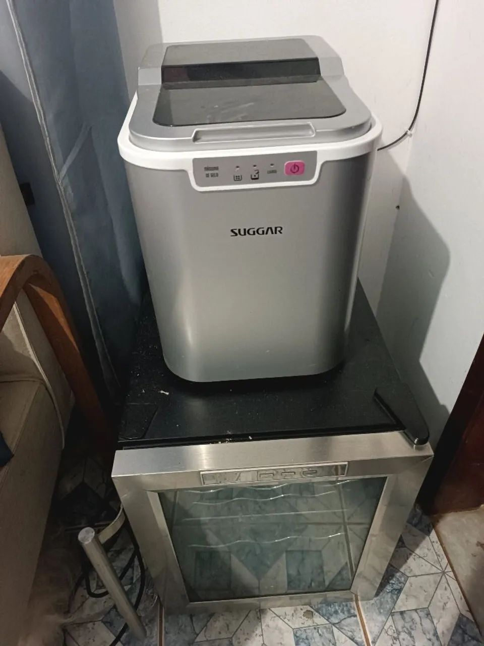 Máquina de gelo caseira e adega climatizada 