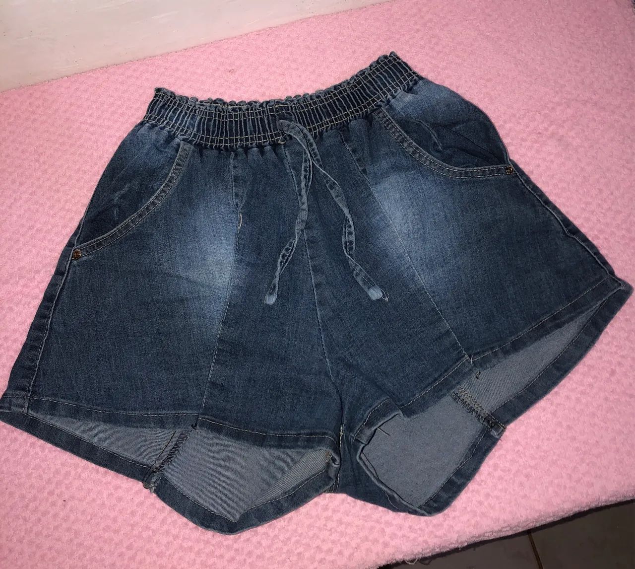 Short Jeans Com Elástico e Cordão Estilo Moletom / Casual