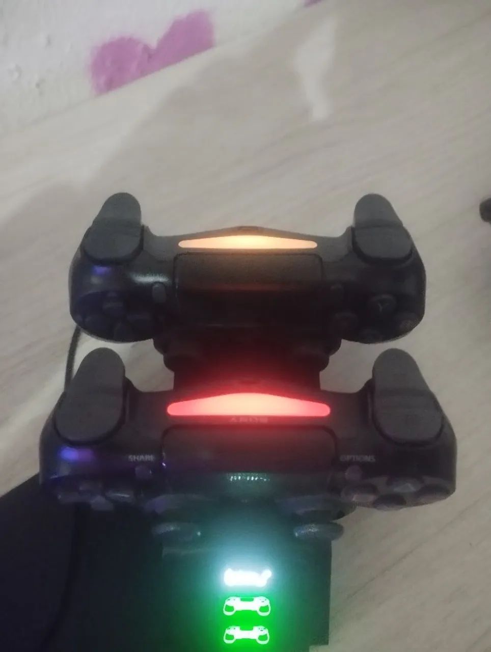 VENDO 2 CONTROLES PS4 + BASE DE CARREGAMENTO - Foto 3
