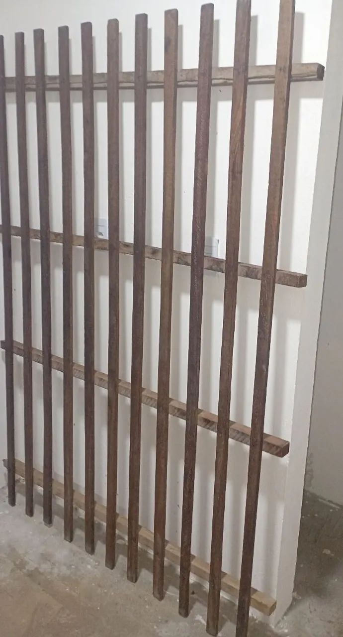 Cama de casal de madeira maciça 