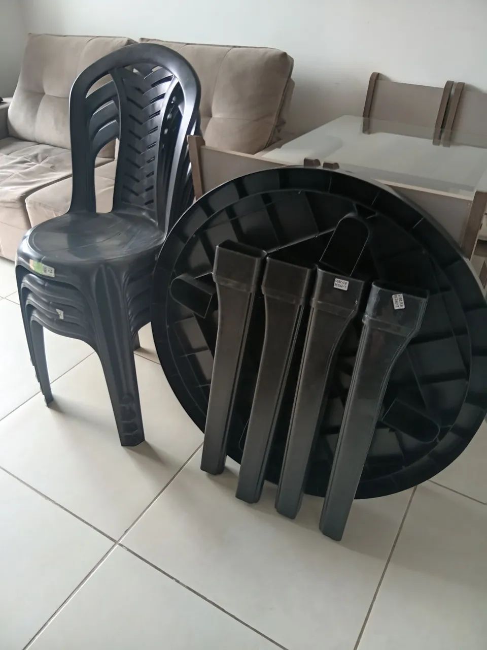 Uma mesa redonda, com 4 cadeiras. Em perfeito estado de uso! - Foto 3
