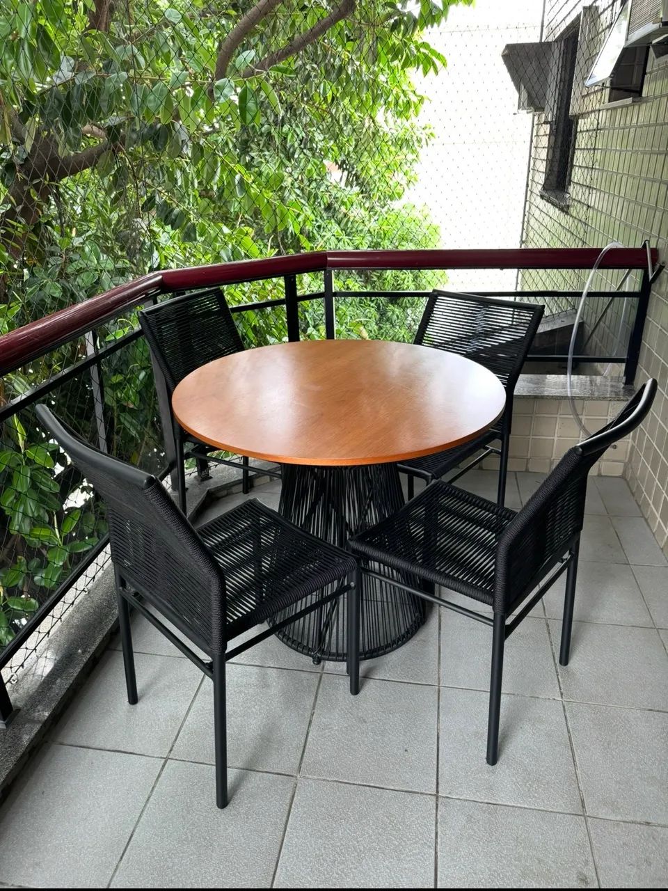 Conjunto mesa e cadeiras de fibra