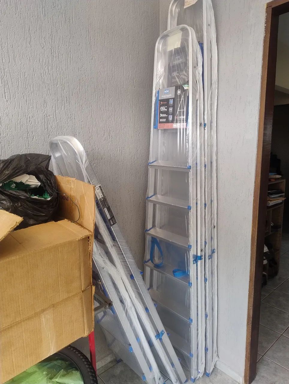 ESCADAS EM ALUMINIO 7 DEGRAUS ( NOVA) - Foto 2