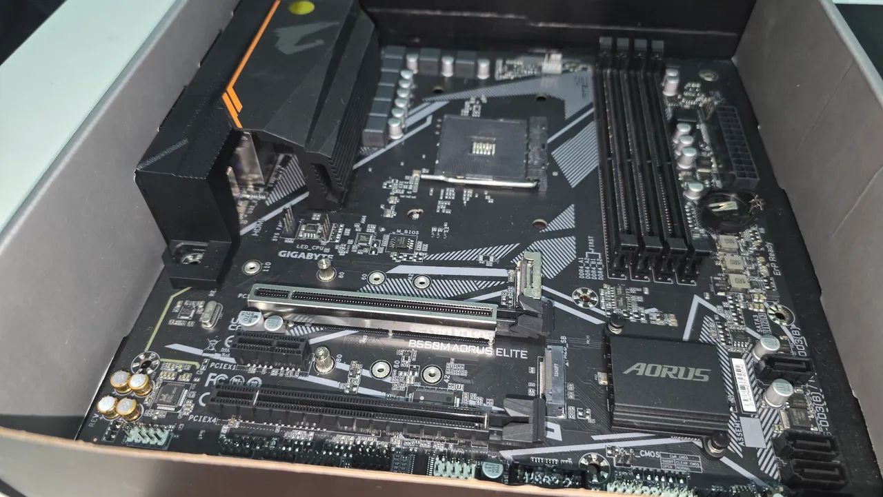 Placa-mãe B550M Aorus Elite - Nova - Foto 5