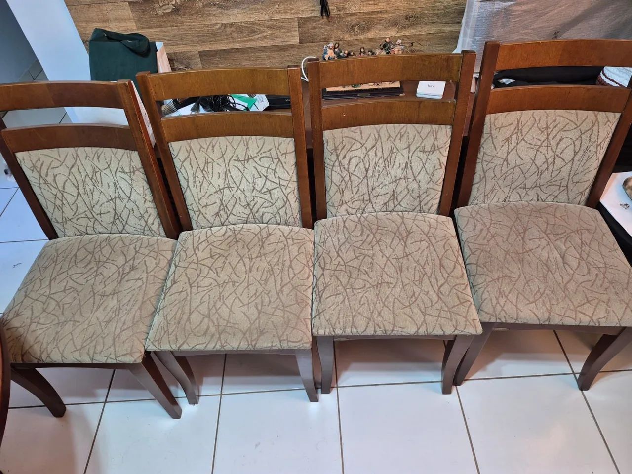 Mesa de madeira com quatro cadeiras  - Foto 4