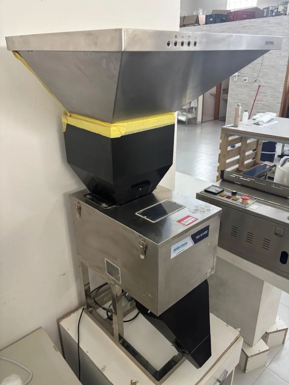 DOSADORA COM BALANÇA PARA PÓ E GRÃO RG 1000