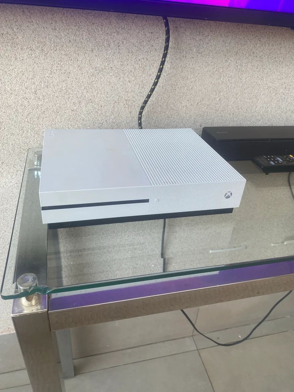 Xbox one s com 500gb 2 controles  - Foto 2