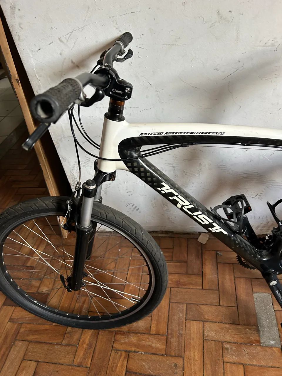 Bicicleta carbono aro 26 trust 