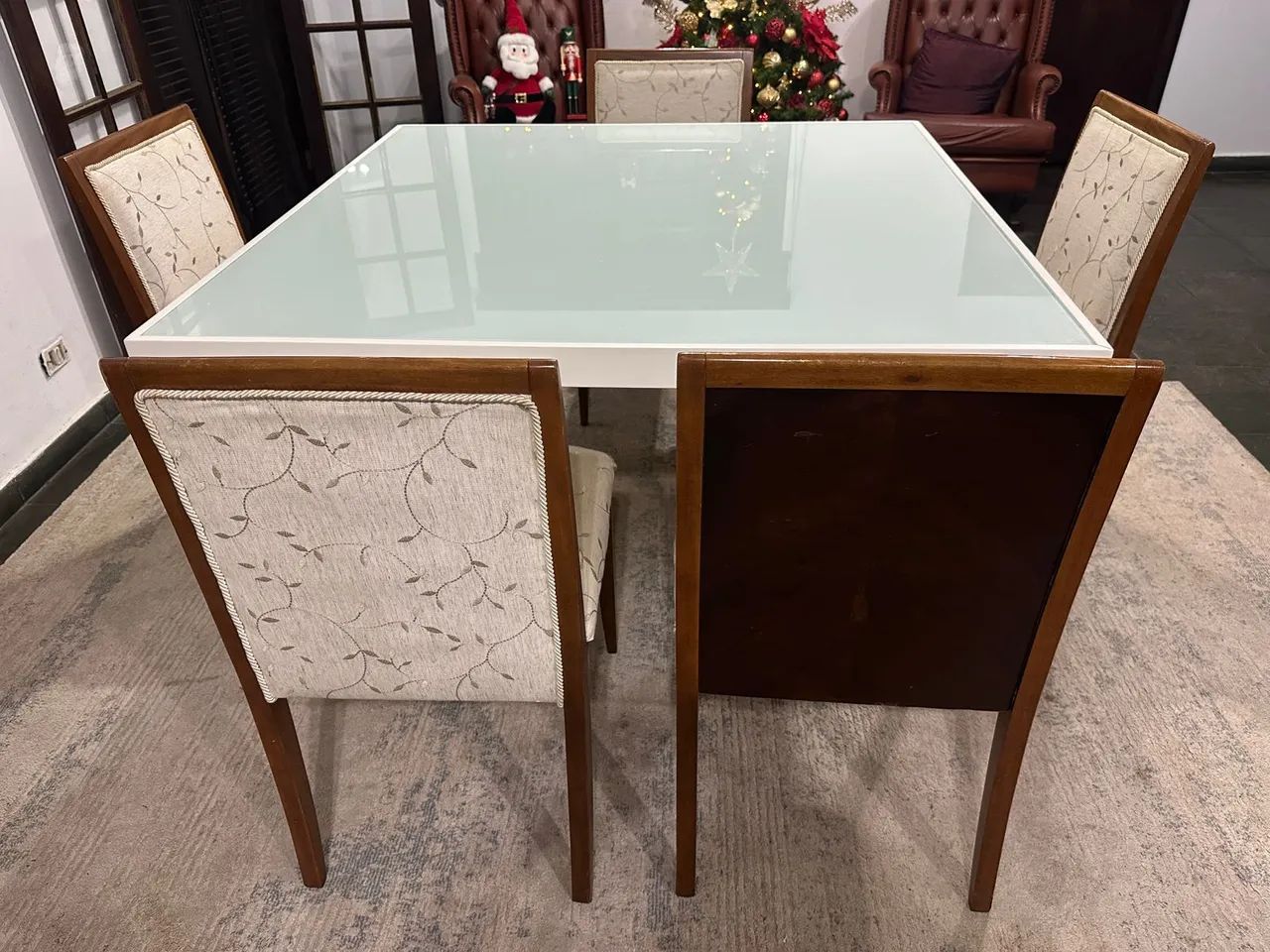 Mesa de Jantar Branca Quadrada de Madeira e 5 cadeiras que posso vender separadamente - Foto 2
