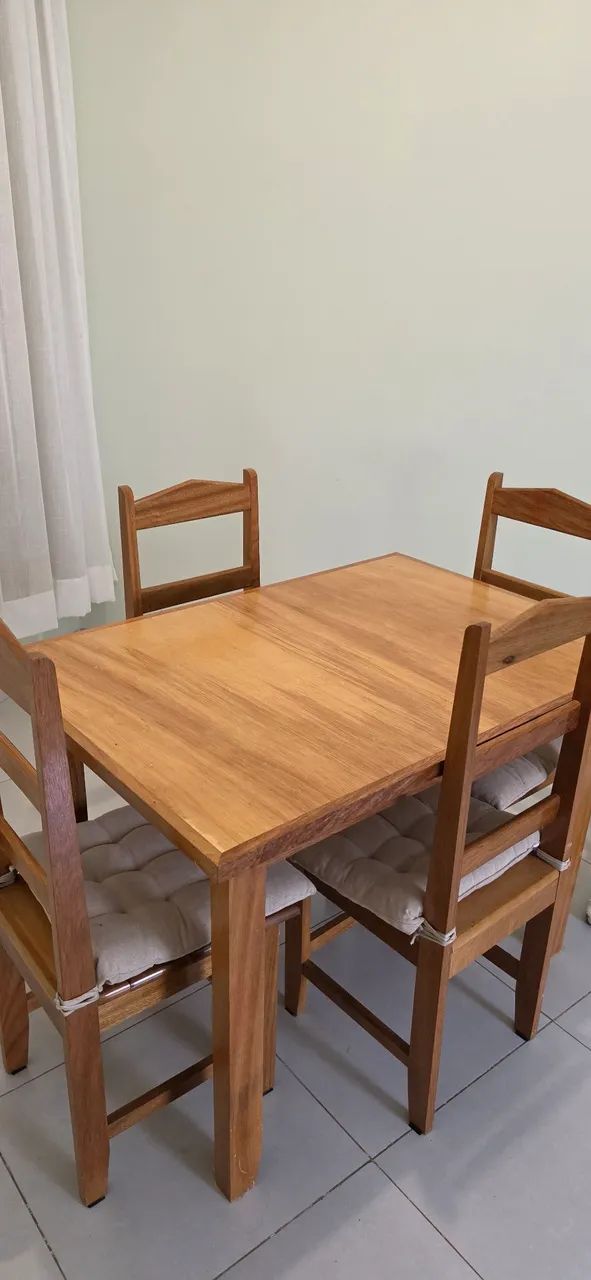 Mesa de jantar 4 cadeiras - madeira maciça