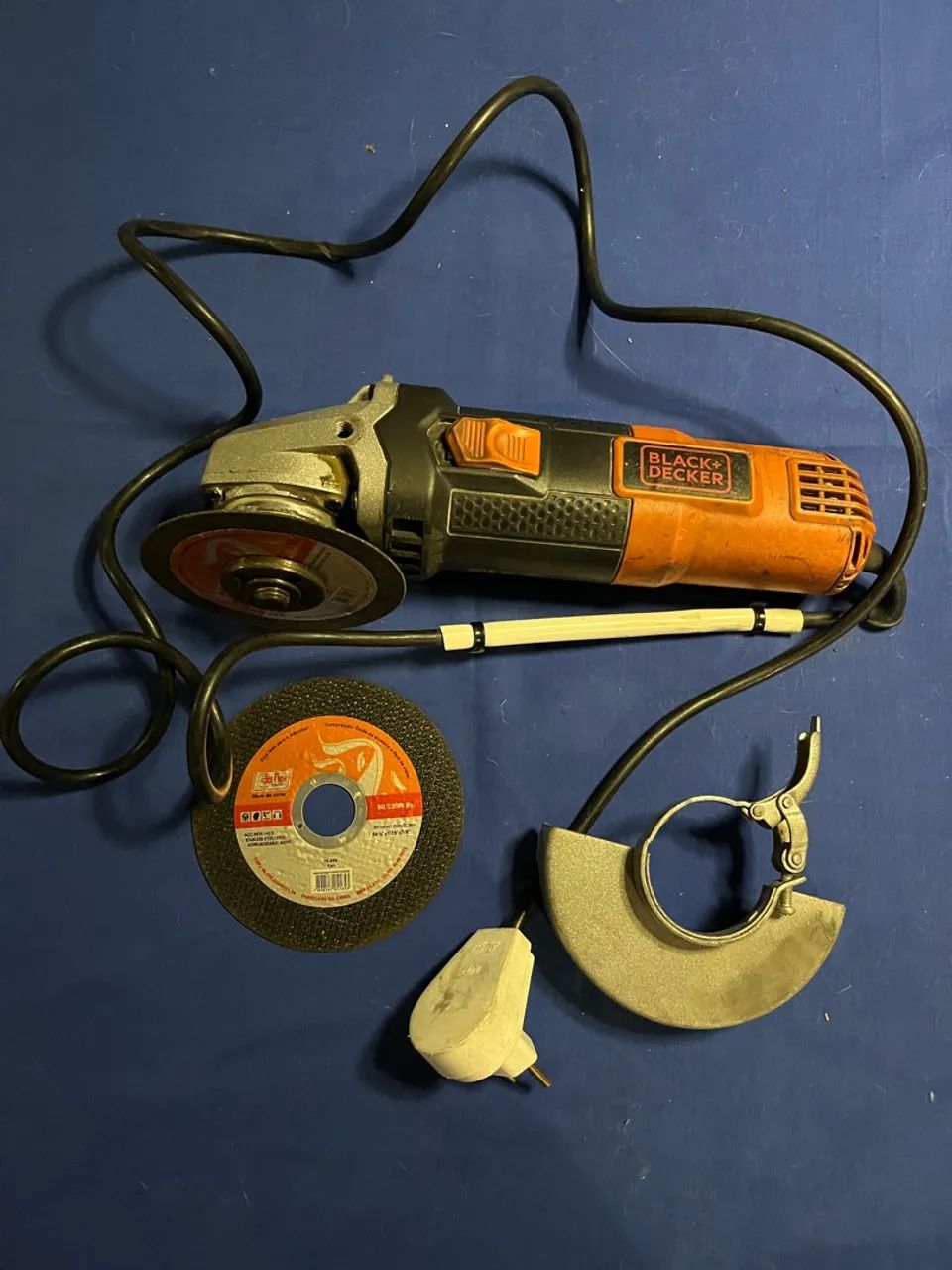 Esmerilhadeira Black+Decker com Protetor e Vários Discos - Foto 4