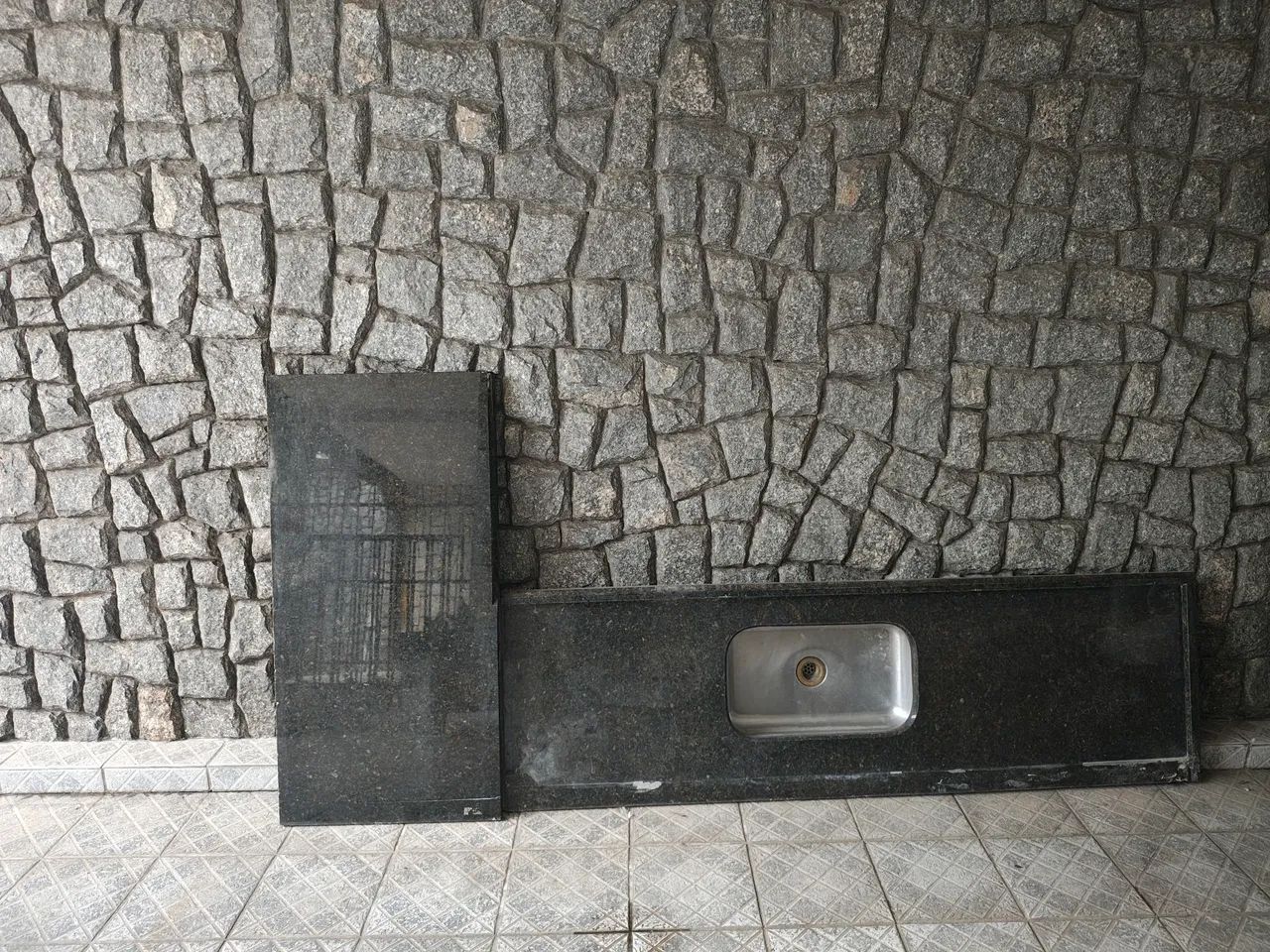 Bancada com pia de granito conservada 