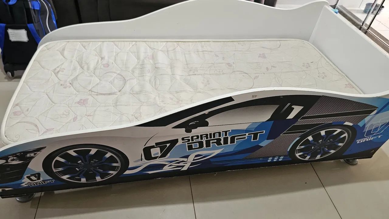 Cama infantil modelo carro. 