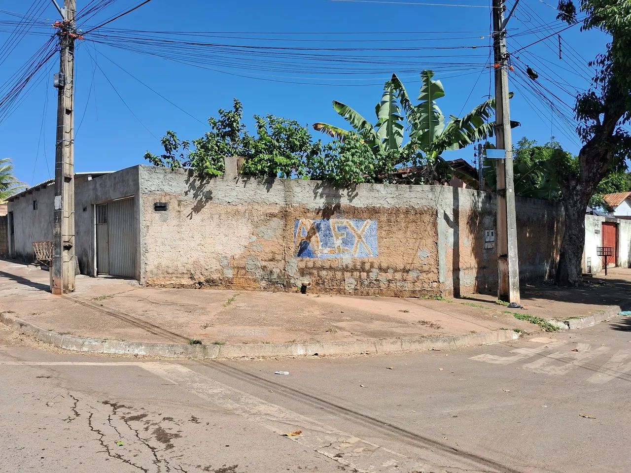 Vendo terreno de esquina com casa e barracão  - Foto 2