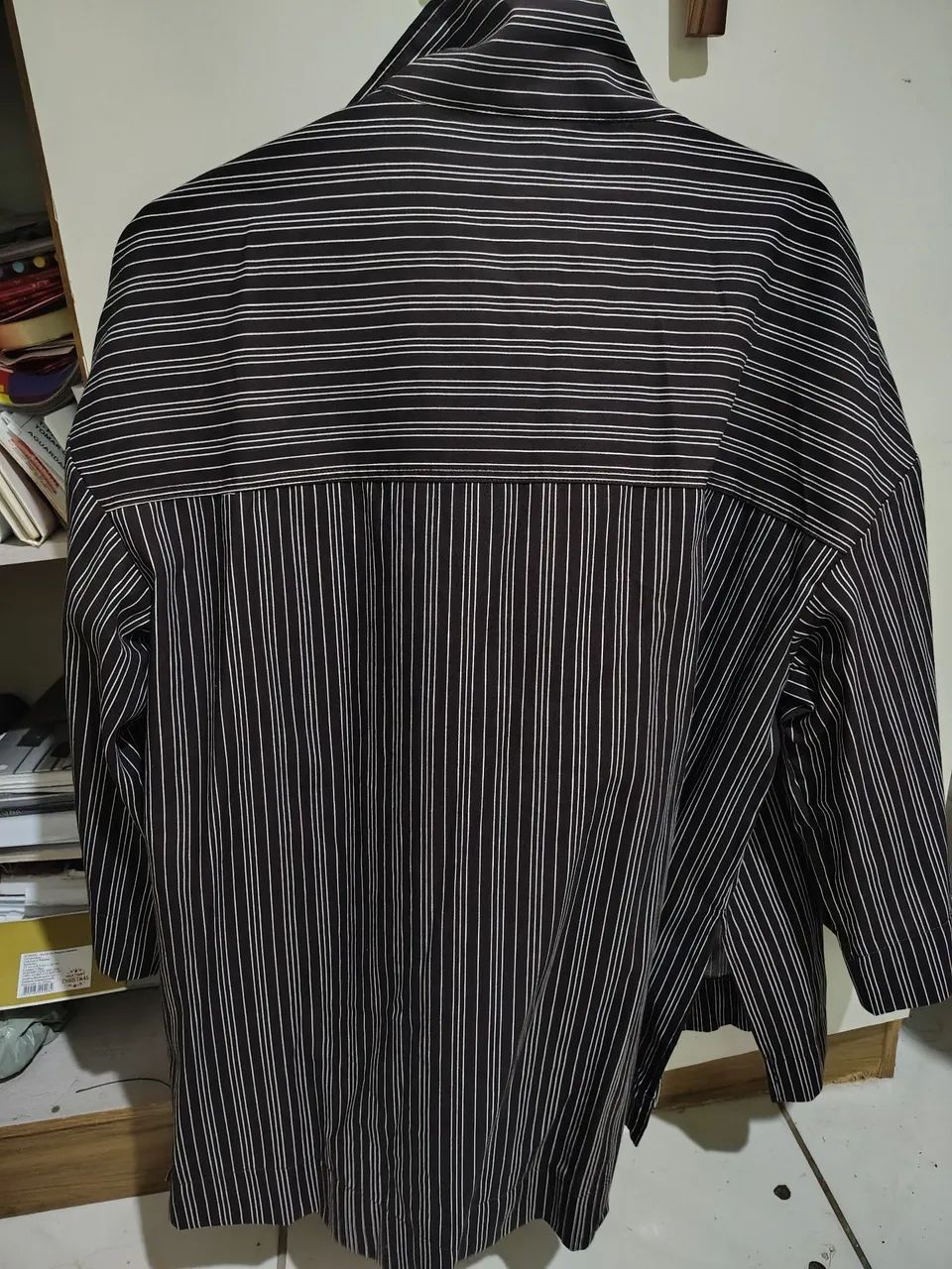 Camisa manga longa listrada (marrom escuro) - Foto 2